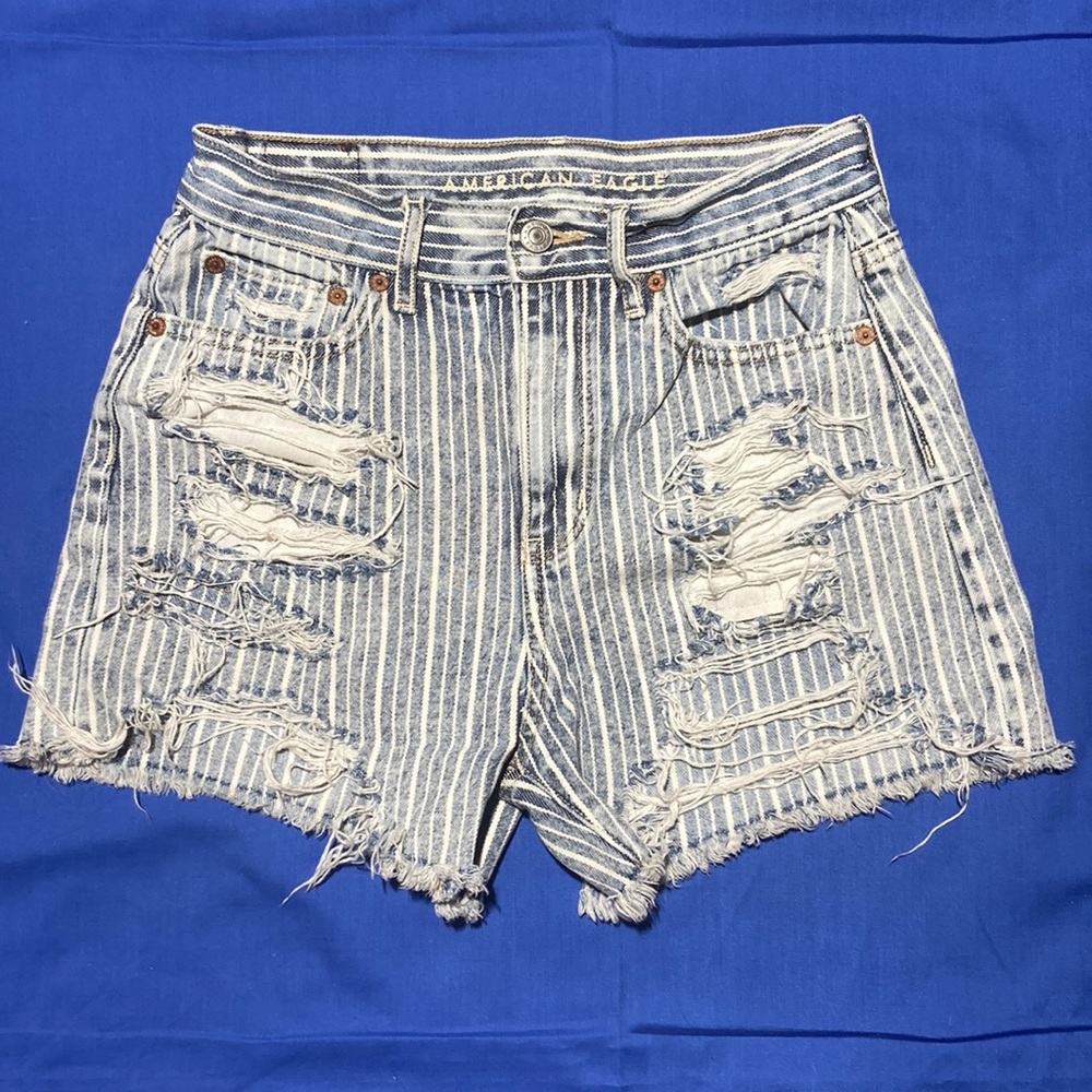 American Eagle Distressed 90’s Boyfriend Short. Size 0. Blue and White Stripes.